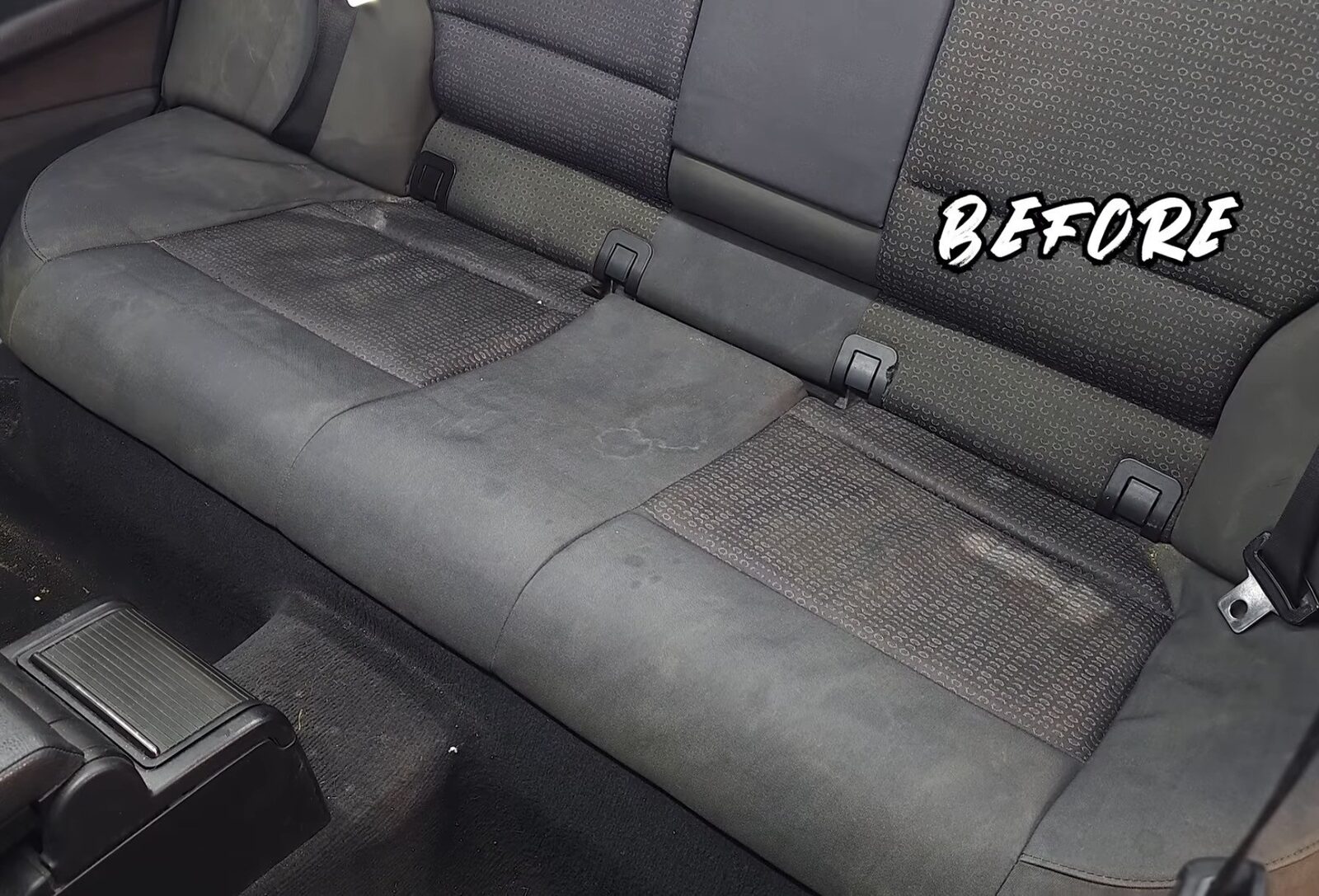 Banquette arrière tachée avant nettoyage par injection-extraction - BMW E46