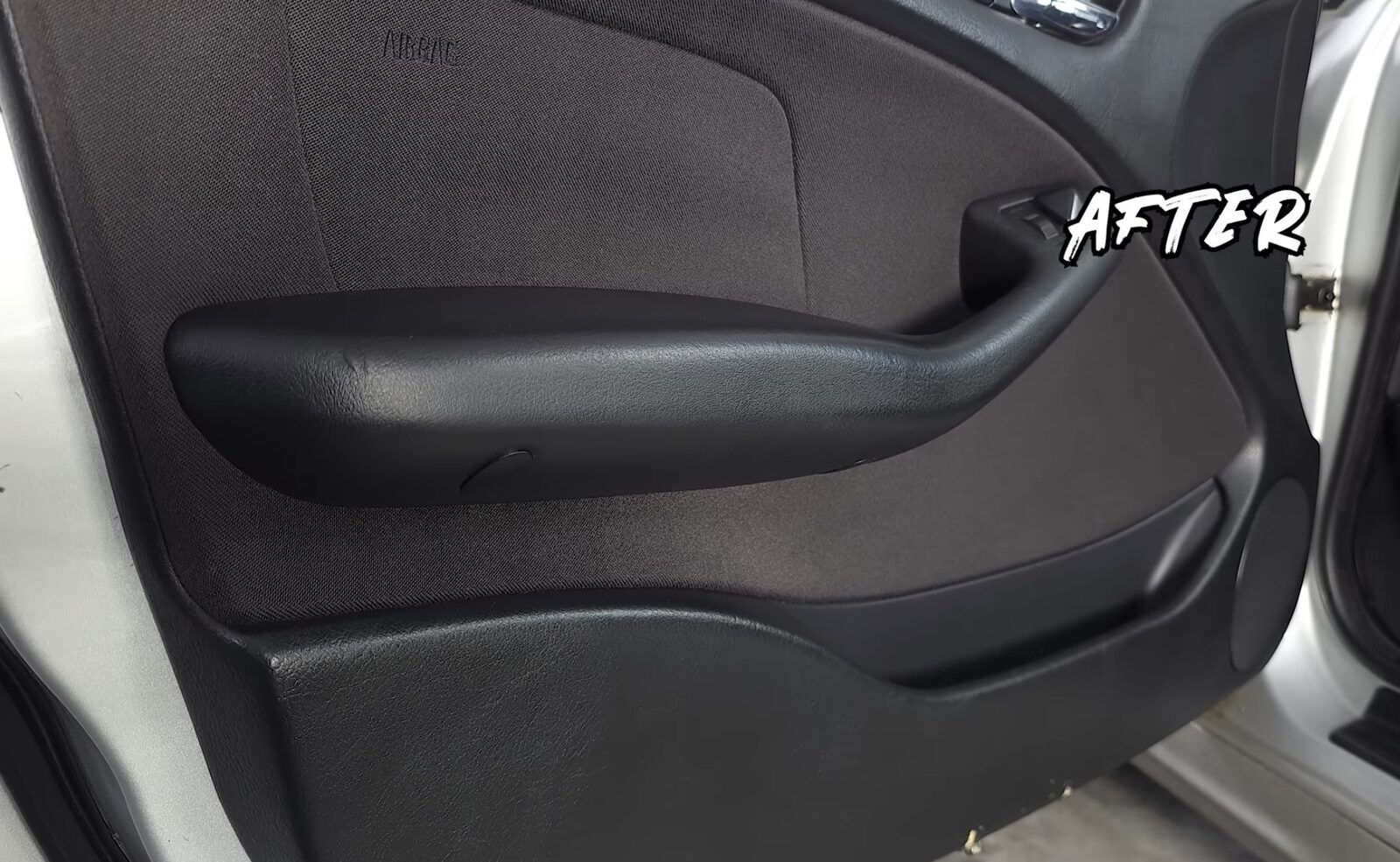 Contre-porte nettoyée, similicuir ravivé après detailing intérieur