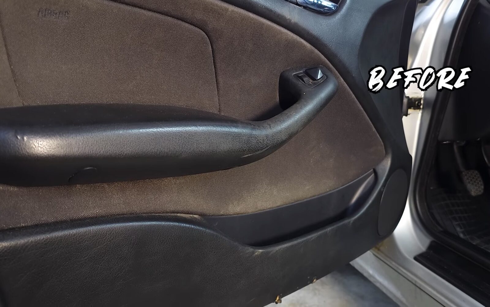 Contre-porte en tissu et similicuir terne avant nettoyage automobile