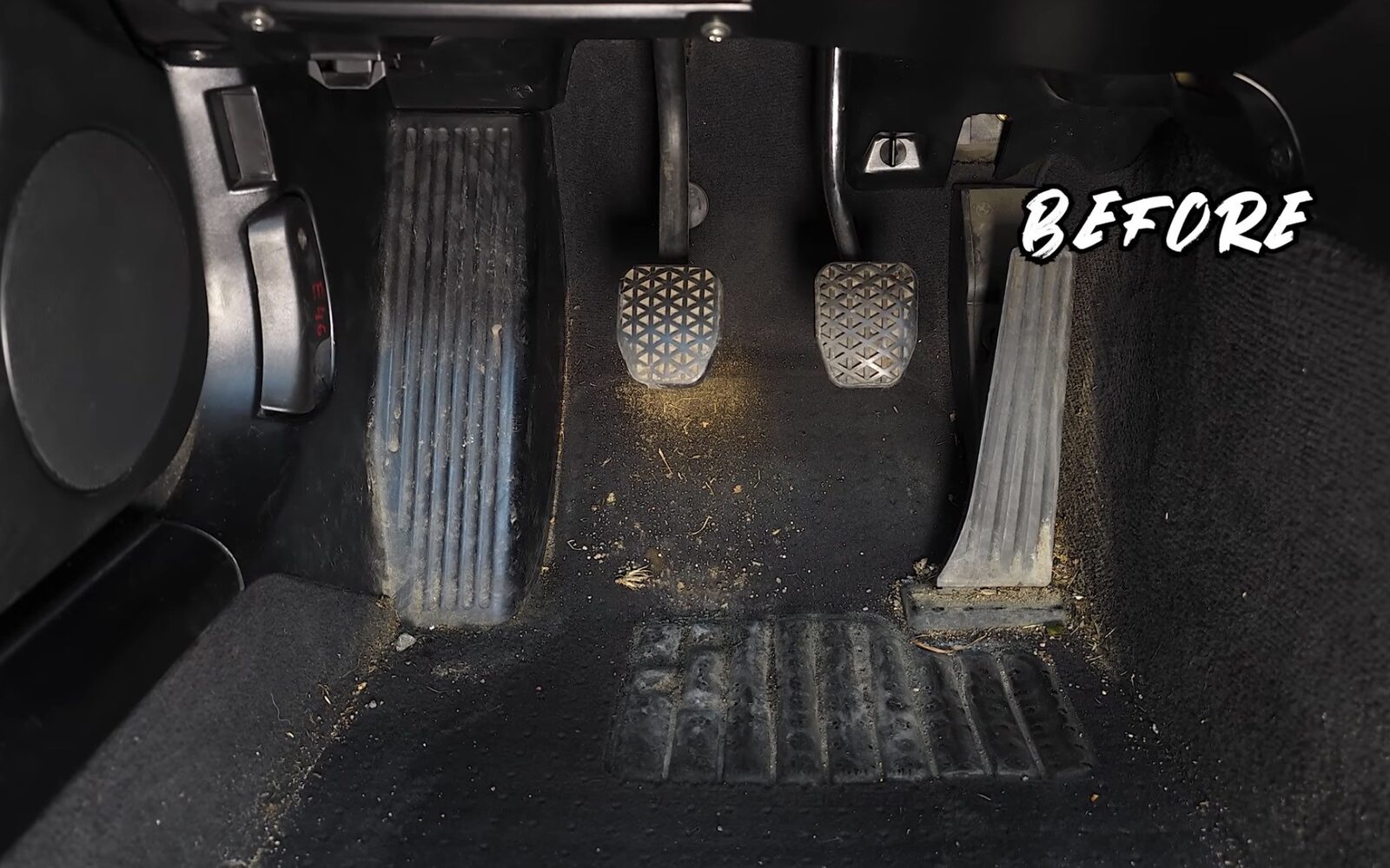 Pédalier et moquette encrassés de terre et de débris avant nettoyage automobile