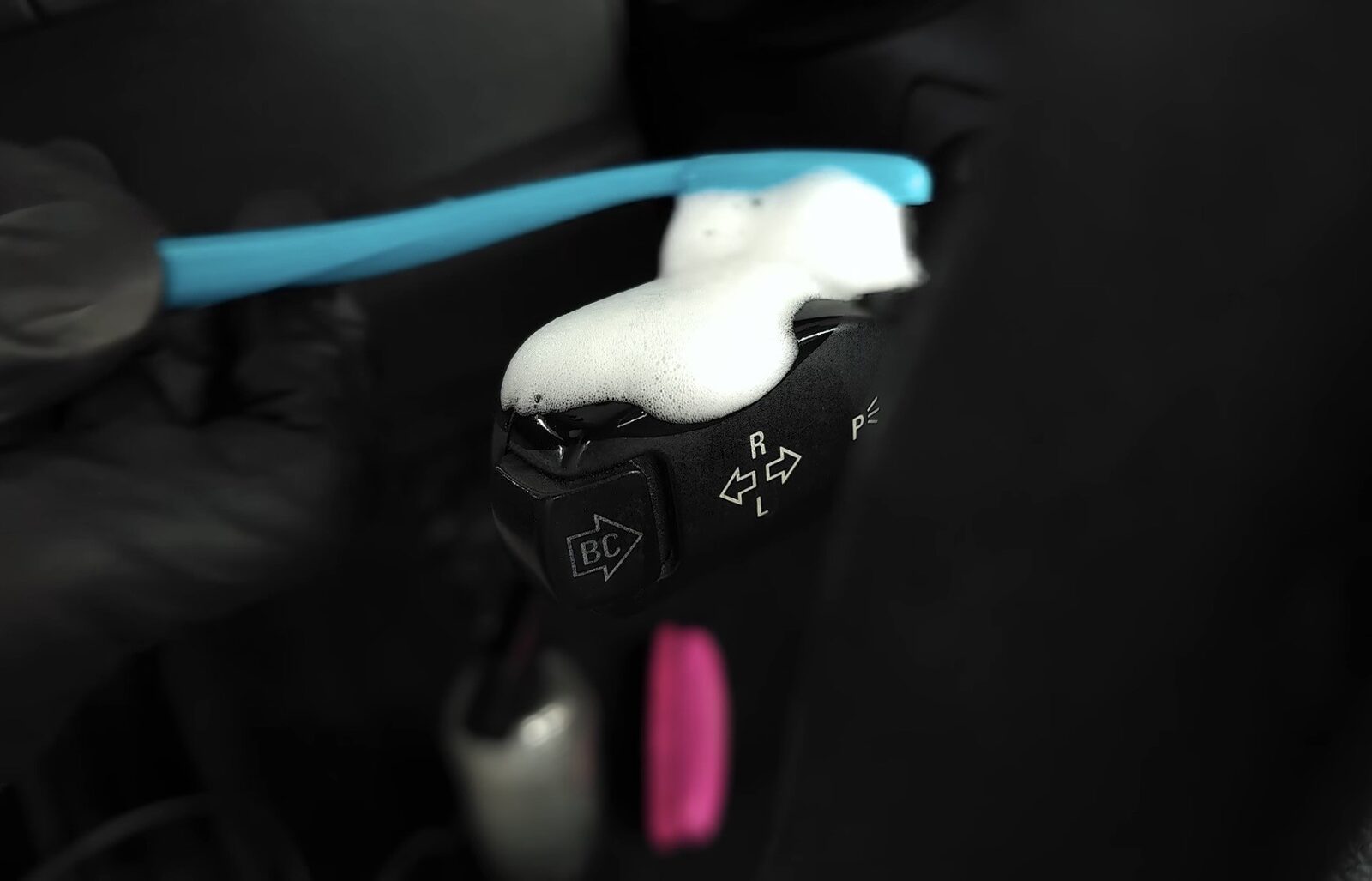 Nettoyage à la brosse du levier de vitesse et du sélecteur