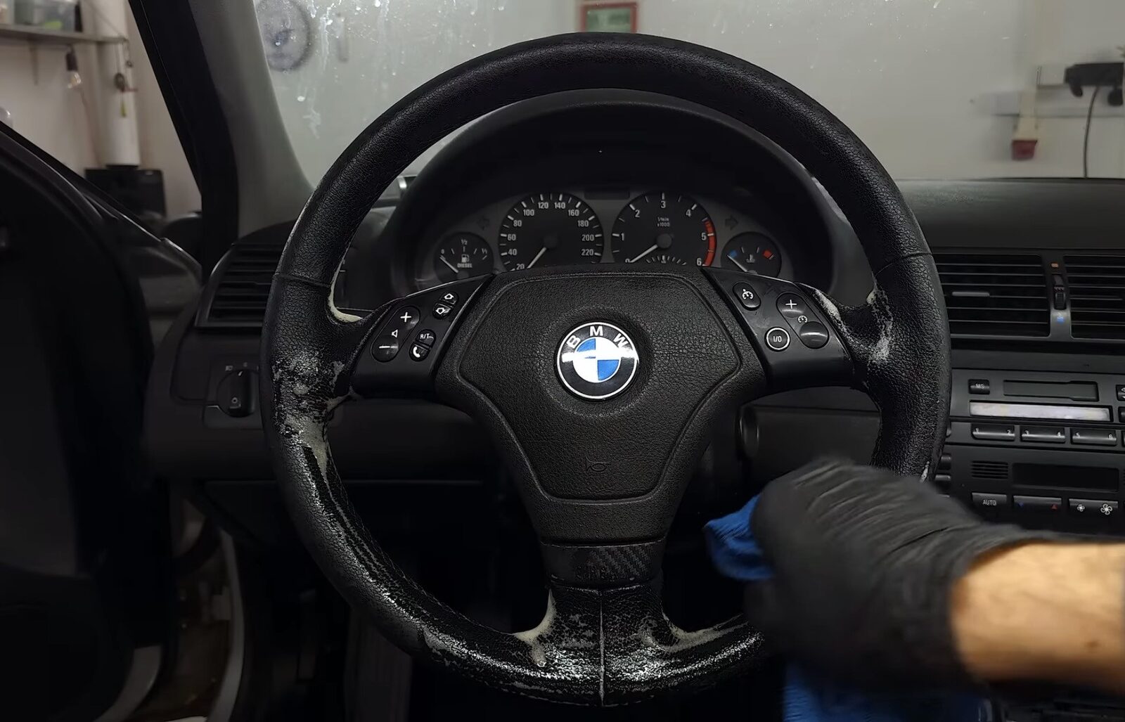 Nettoyage en profondeur du volant en cuir avec produit moussant